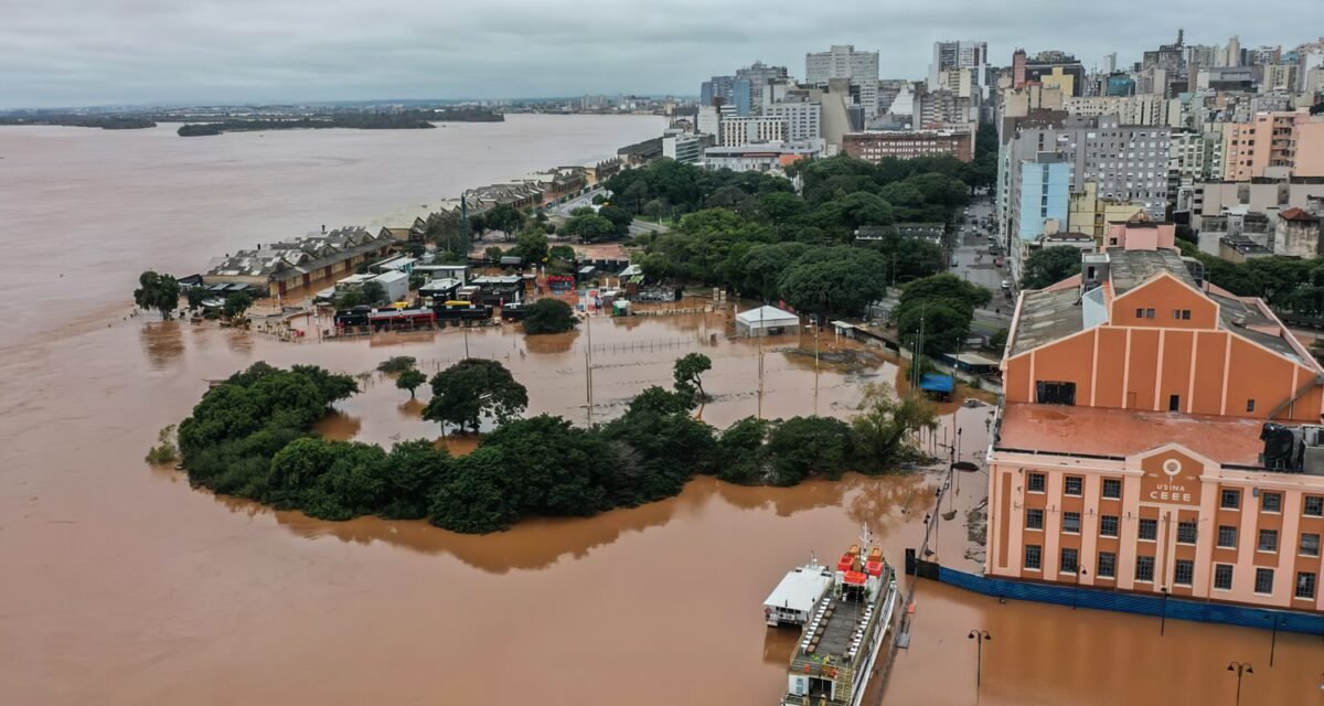 Rio Guaíba se aproxima da cota de alerta em Porto Alegre