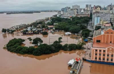 Rio Guaíba se aproxima da cota de alerta em Porto Alegre