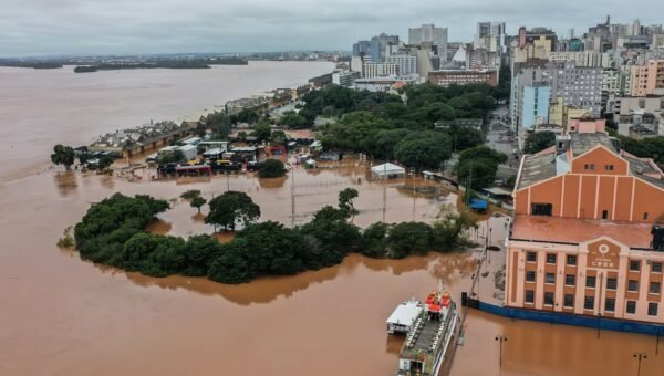 Rio Guaíba se aproxima da cota de alerta em Porto Alegre