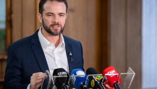 Salário mínimo deverá subir para R$ 1.741 em 2027, diz Durigan