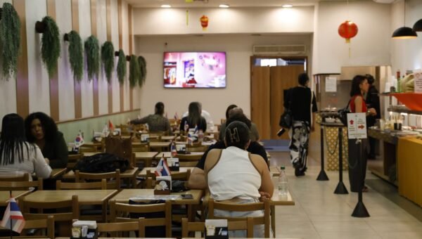 Serviços ocuparam 15,9 milhões e pagaram média de 2,2 mínimos em 2024