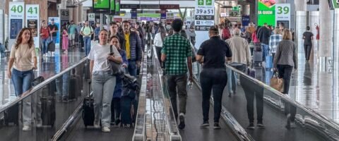 Setor de serviços fica estável em junho e sobe 2% no 1º semestre