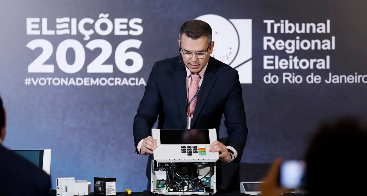 TRE-RJ abre urna para o público e defende segurança do voto eletrônico