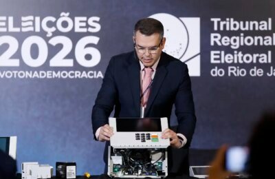 TRE-RJ abre urna para o público e defende segurança do voto eletrônico