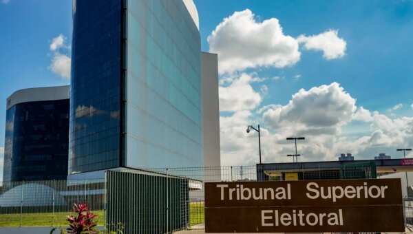 TSE recebe embaixadores nesta segunda para defender urna eletrônica 