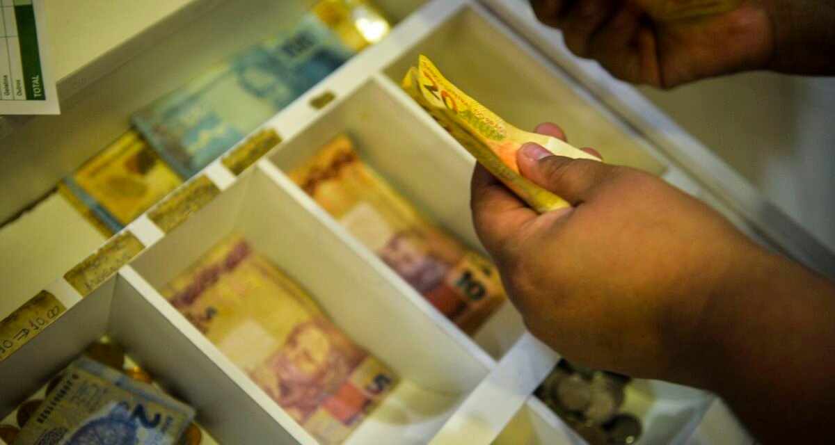 Trabalhadores nascidos em novembro e dezembro recebem abono salarial