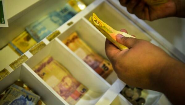 Trabalhadores nascidos em novembro e dezembro recebem abono salarial