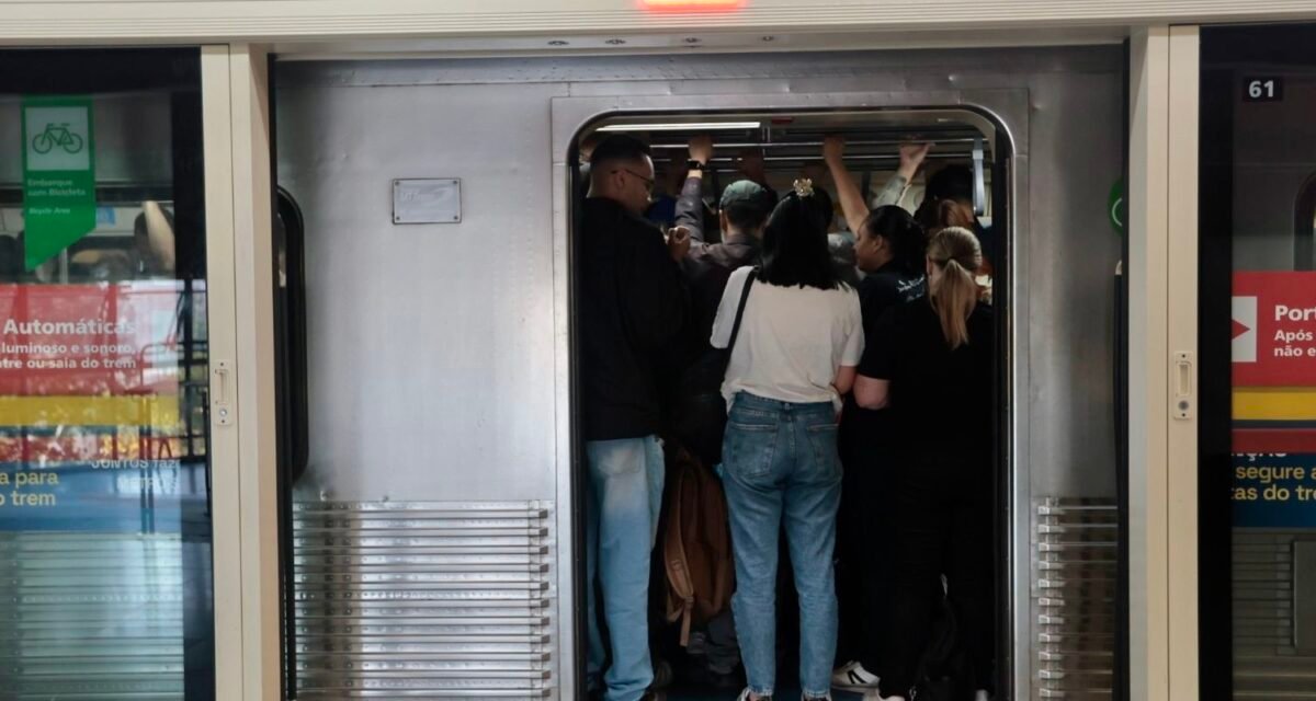Usuários de trens mudam rotina por causa de greve da CPTM