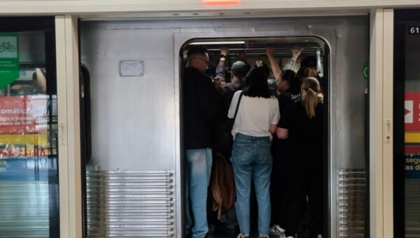 Usuários de trens mudam rotina por causa de greve da CPTM