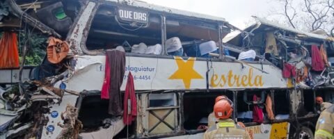 Vítimas de tombamento de ônibus em Petrópolis são do sexo feminino