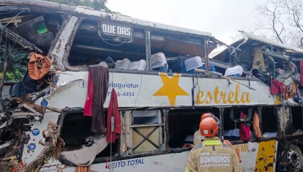 Vítimas de tombamento de ônibus em Petrópolis são do sexo feminino