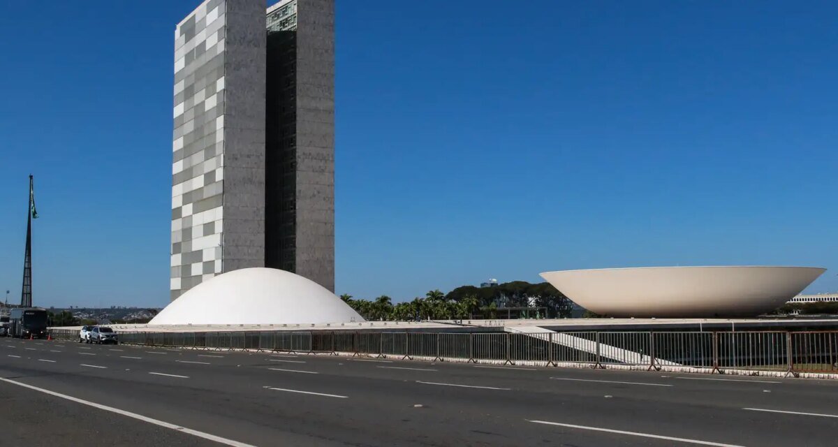 Votação da MP que zera "taxa das blusinhas" é adiada para terça