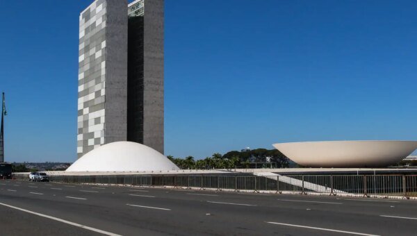 Votação da MP que zera "taxa das blusinhas" é adiada para terça