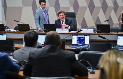 Ajustes no texto adiam votação da MP da "taxa das blusinhas"