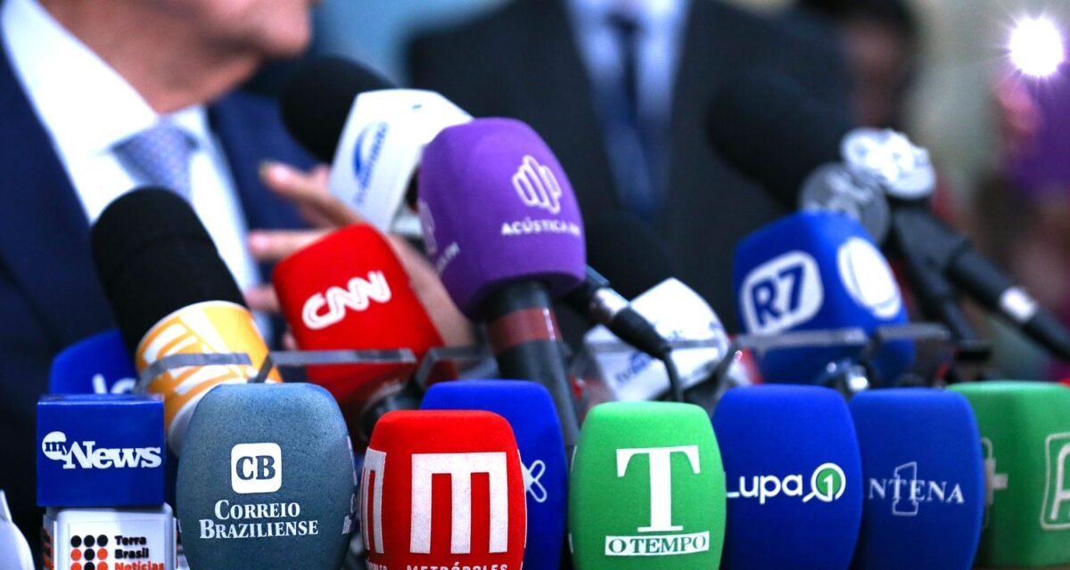 Assédio e sobrecarga ameaçam saúde mental de jornalistas, diz pesquisa