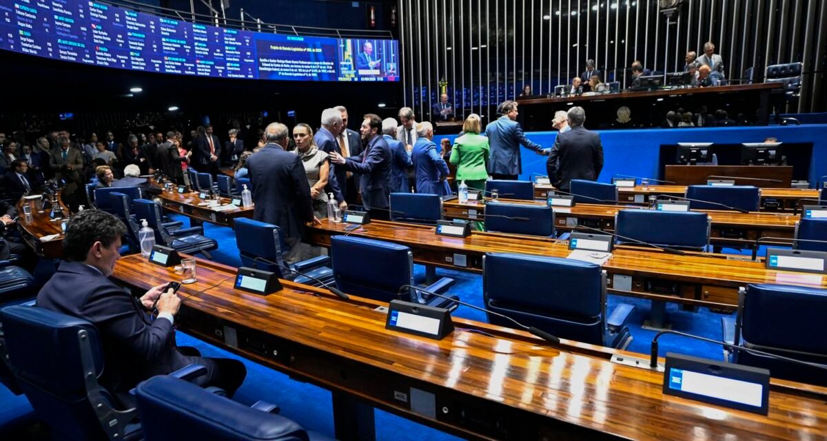 Aziz articula rito especial para levar PEC da escala 6x1 ao plenário
