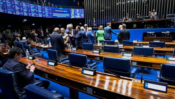 Aziz articula rito especial para levar PEC da escala 6x1 ao plenário