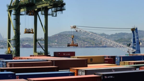 Balança comercial tem superávit de US$ 7,4 bilhões em agosto