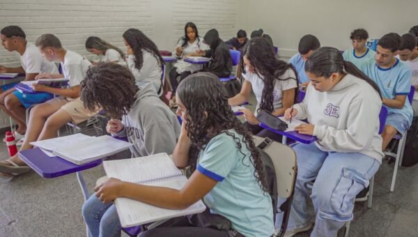 Brasil melhora desempenho escolar no longo prazo, mas patamar é baixo