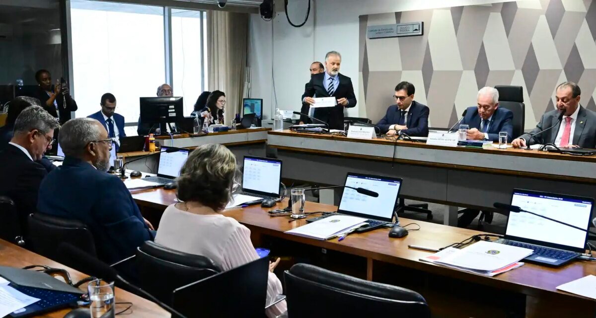 CCJ do Senado aprova PEC que acaba com jornada 6x1