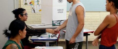 Caminhos da Reportagem: importância do voto para jovens e idosos