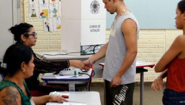 Caminhos da Reportagem: importância do voto para jovens e idosos