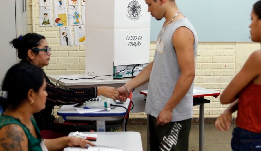 Caminhos da Reportagem: importância do voto para jovens e idosos