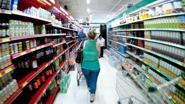 Cesta básica ficou mais barata em 25 capitais em agosto