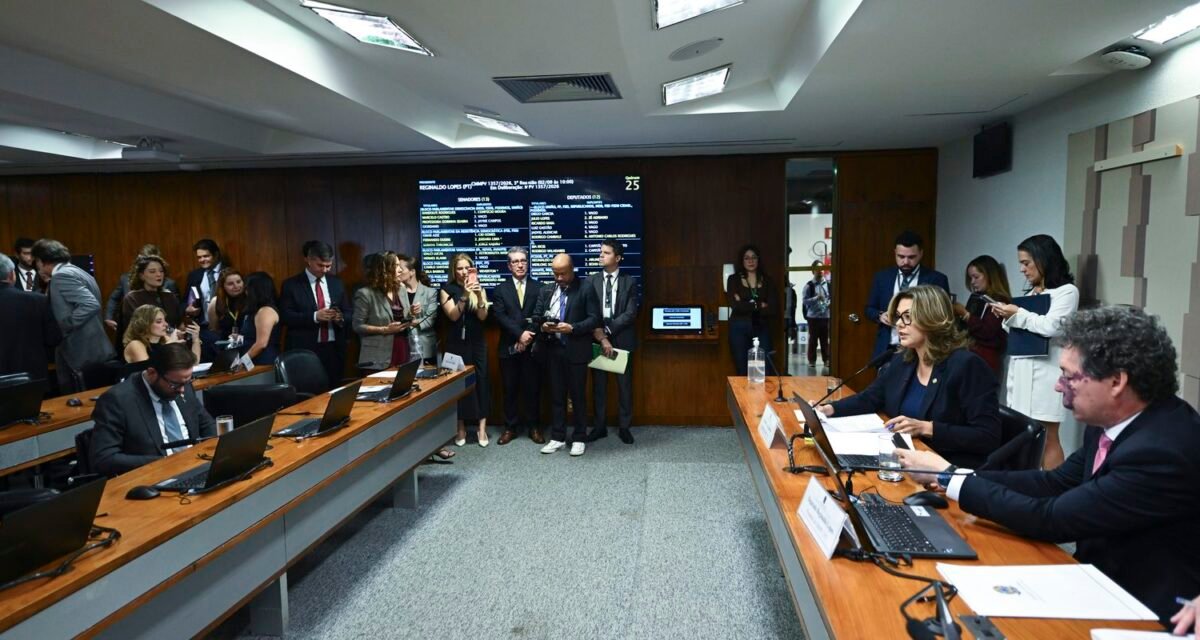 Comissão aprova MP da taxa das blusinhas: texto segue a plenários