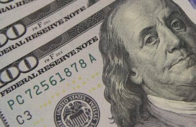 Dólar cai a R$ 5,08 e atinge menor valor em um mês