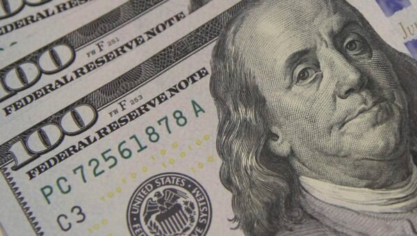 Dólar cai a R$ 5,08 e atinge menor valor em um mês