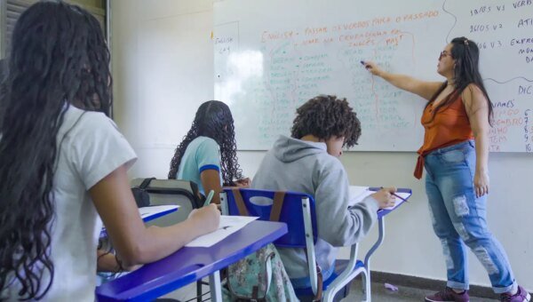 Escolas privadas fora de locais de votação terão aulas no DF