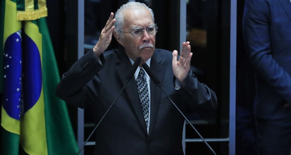 Ex-presidente José Sarney é internado com quadro de pneumonia