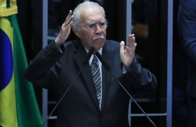 Ex-presidente José Sarney é internado com quadro de pneumonia