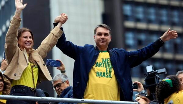 Flávio Bolsonaro propõe enxugar Estado e endurecer ações de segurança