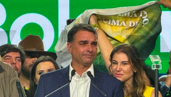 Flávio usou jatinho ligado à Vorcaro em viagem em 2025, diz revista