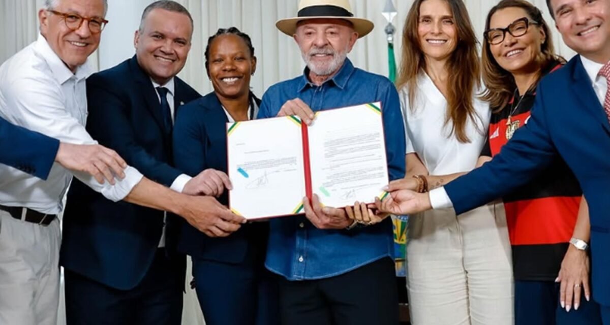 Lula sanciona lei de incentivo ao desenvolvimento do futebol feminino
