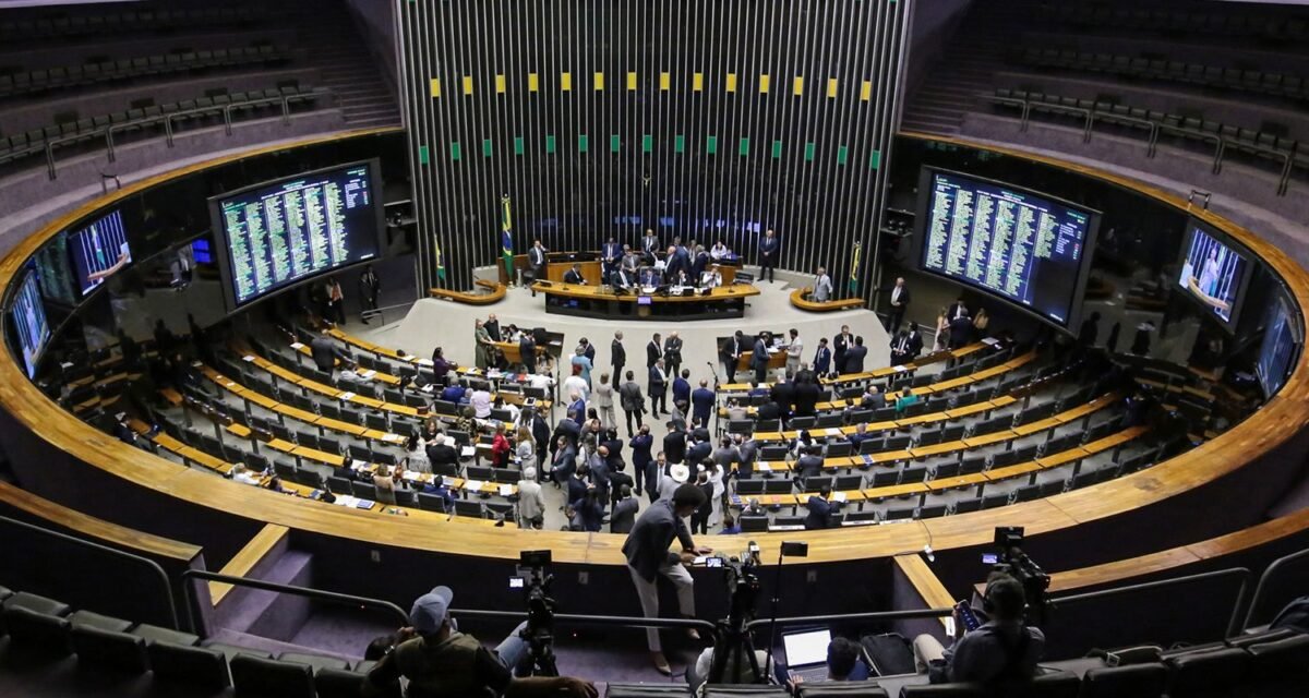 MP da "taxa das blusinhas" é aprovada na Câmara e vai ao Senado