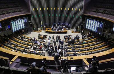 MP da "taxa das blusinhas" é aprovada na Câmara e vai ao Senado