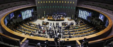 MP da "taxa das blusinhas" é aprovada na Câmara e vai ao Senado