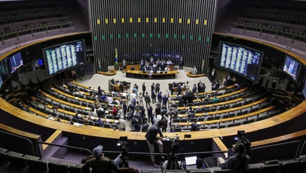 MP da "taxa das blusinhas" é aprovada na Câmara e vai ao Senado
