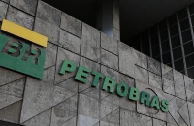 Petrobras batiza primeiro navio a navegar com tripulação 100% feminina