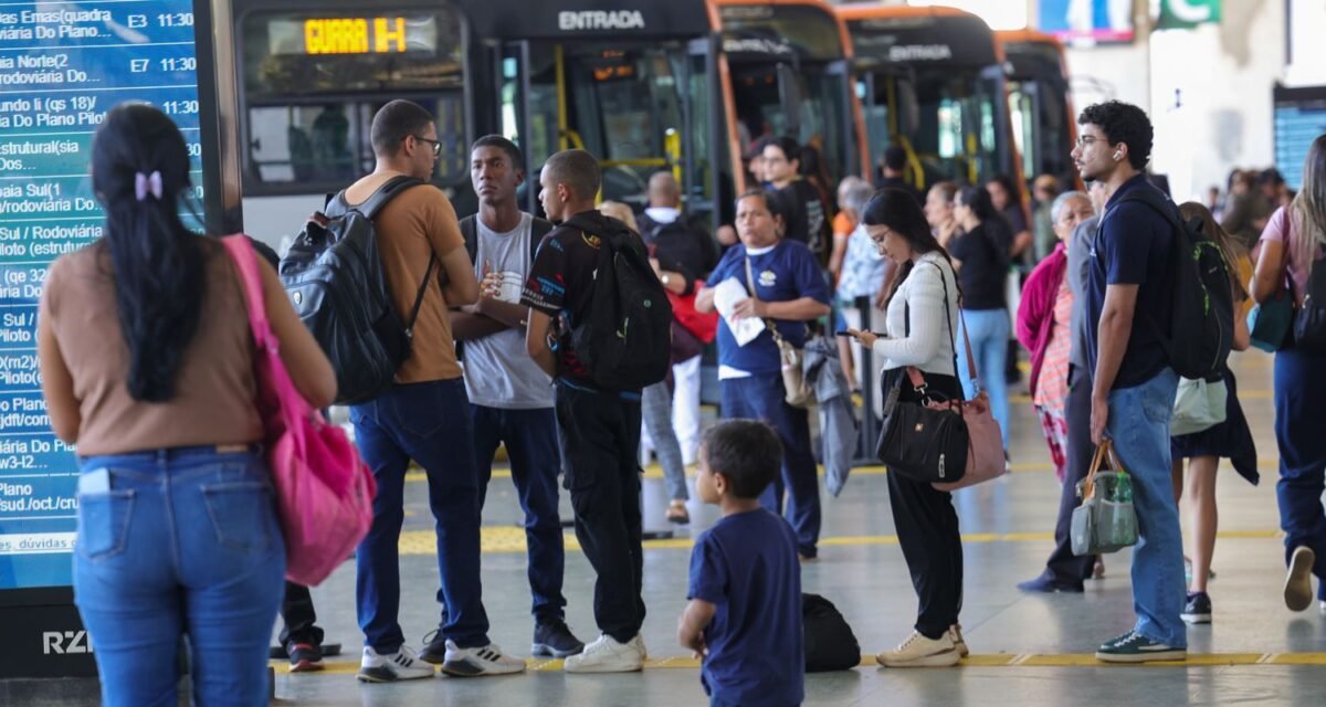 Setor de serviços fica estável em julho e sobe 2,4% em 12 meses