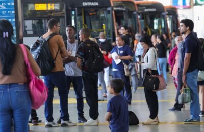 Setor de serviços fica estável em julho e sobe 2,4% em 12 meses