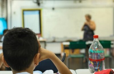 Valor por aluno investido no Brasil é 1/3 do gasto nos países da OCDE