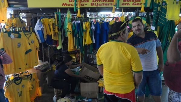 Vendas no comércio caem 0,8% em julho, com “ressaca” da Copa do Mundo