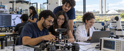 Estudantes e pesquisadores da UnB trabalhando em projeto de robótica e tecnologia