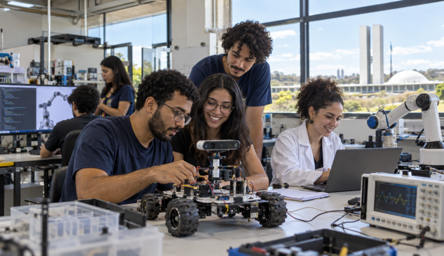 Estudantes e pesquisadores da UnB trabalhando em projeto de robótica e tecnologia
