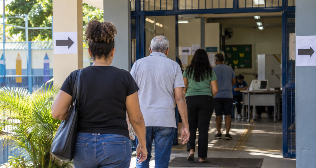 Eleitores chegam a escola pública preparada como local de votação no Distrito Federal