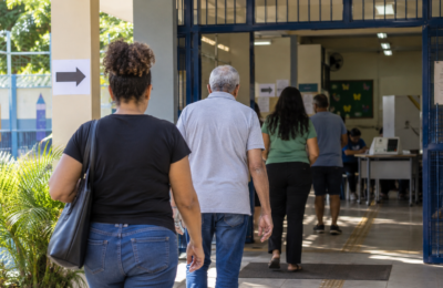 Eleitores chegam a escola pública preparada como local de votação no Distrito Federal